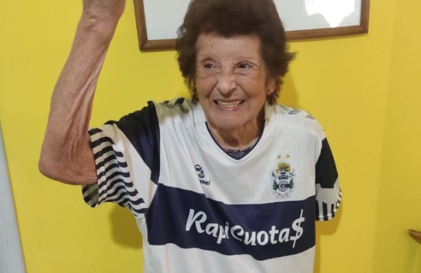 "Del lobo de corazón": una abuela hincha de Gimnasia cumplió 99 años y recibió un regalo "muy esperado"
