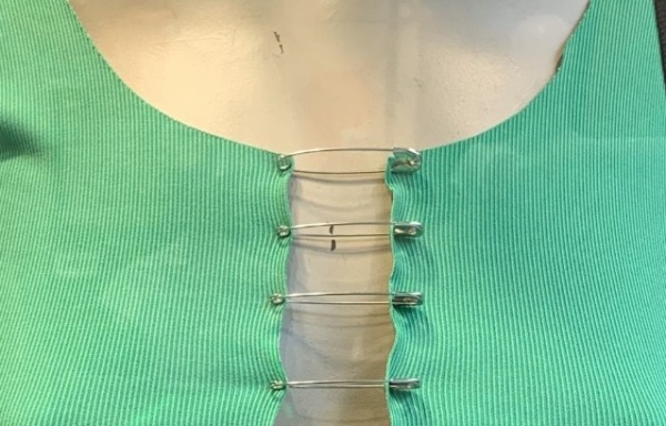 "Un l&iacute;mite les pido", un pedazo de tela con alfileres gener&oacute; controversia y se volvi&oacute; viral