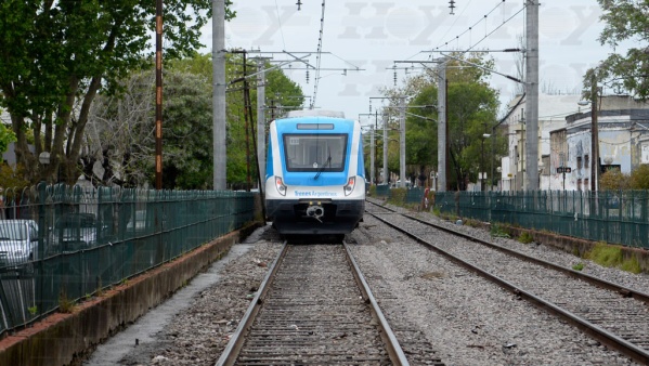 Dos hombres fueron detenidos por robar rieles de las vías del tren en La Plata