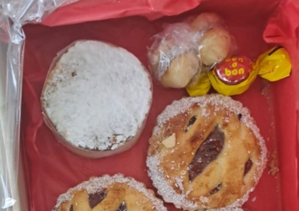 "Me cagaron 30 lucas": pidió un desayuno para sorprender a su novia, llegó "cambiado" y mostró el chat con el vendedor