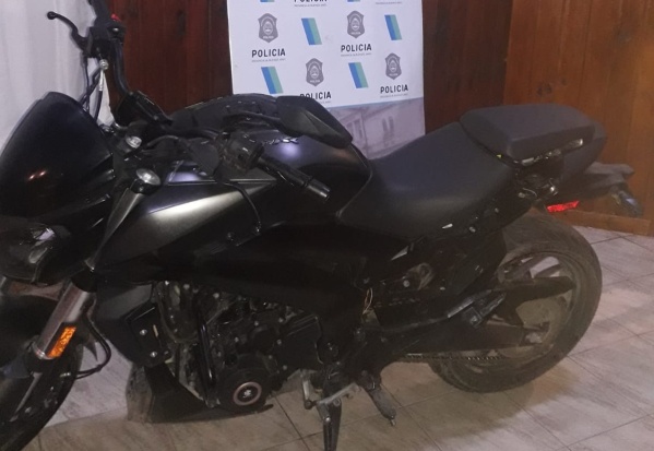 Persecución en La Plata: un menor manejaba una moto robada e intentó huir pero quedó detenido