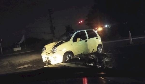 Una moto chocó contra un auto en Romero: habría pasado en rojo