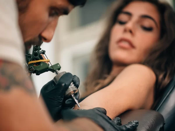 Su amiga le ofreció hacerle un tatuaje en la cara, ella aceptó sin saber que un error la condenaría para el resto de su vida
