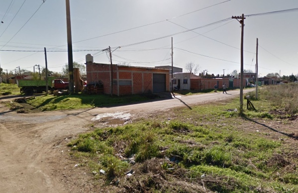 Hallaron muerto a un joven en Los Hornos: estaba maniatado de pies y manos