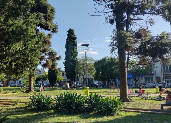 En Tolosa reclamaron que la plaza Iraola tiene las luces prendidas las 24 horas del día
