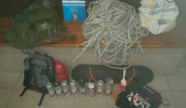 Los encontraron pintando grafitis en un edificio de La Plata y los detuvieron