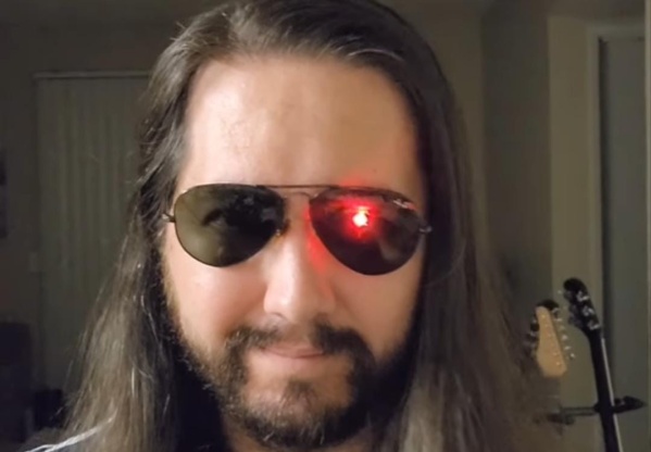 Sufrió la pérdida de un ojo e inventó una prótesis ocular que funciona como una linterna led