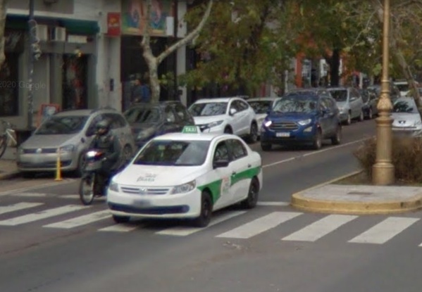 Se tomó un taxi en 8 y 45, simuló que quería sacar dinero del cajero y le hizo vivir una pesadilla al conductor en Los Hornos