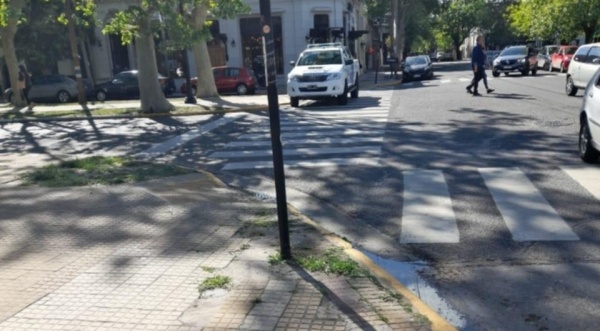Vecinos reclaman por el estacionamiento de autos en la senda peatonal en pleno centro de La Plata