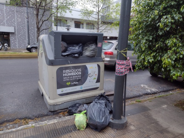 Una mugre en pleno centro de La Plata: Los contenedores rebalsan de basura