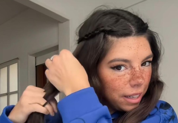 Puso en práctica la técnica para darse cuenta si tiene "pelo crocante" y se indignó: "¿Me tengo que pelar?"