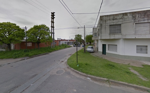 Asaltaron a una mujer en Los Hornos y los vecinos piden seguridad: "A las 13 desaparece la gente y aparecen los delincuentes"