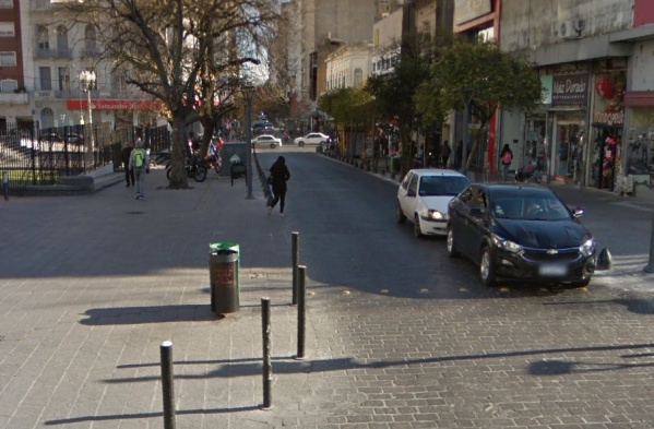 A las trompadas en 8 y 51: un vendedor ambulante se enfrentó con un joven que terminó con convulsiones