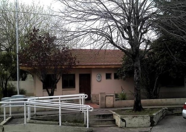 No llegó a la comisaría de Ringuelet: un preso se escapó esposado