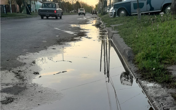 En 143 y 64 reclamaron por los "caños reventados" desde hace tres meses