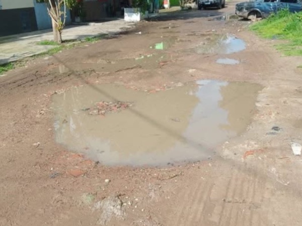 En Los Hornos reclaman asfalto en 144 bis entre 57 y 58