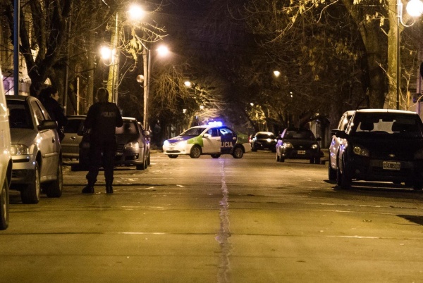 Le fracturaron la pierna a un jubilado platense cuando manejaba una moto