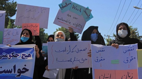 Mujeres al poder: afganas piden lugares en el gobierno talibán