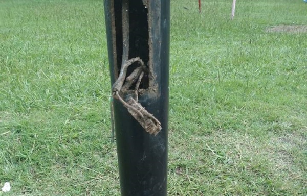 Vecinos de Villa Elisa reclaman por un poste de luz: &ldquo;Es peligroso&rdquo;