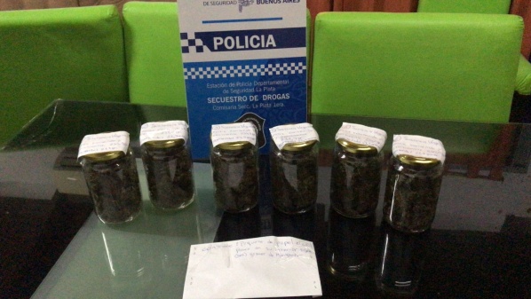 Detuvieron a un dealer platense vendiendo drogas en pleno centro