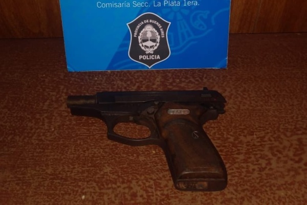 A punta de pistola, un delincuente robó en un kiosco de La Plata
