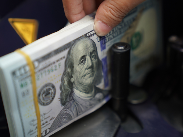 Dólar Tarjeta: el Gobierno subió los impuestos y desde este jueves rondará los 950 pesos