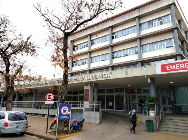 Polémica por una niña que padece una grave enfermedad en el Hospital de Niños de La Plata: IOMA habló de "información falsa"