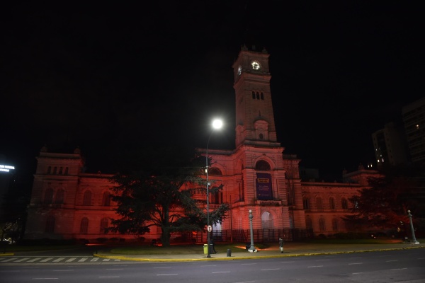 Para concientizar sobre el TDAH, la Municipalidad de La Plata se tiñó de naranja