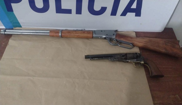 Allanaron a un odont&oacute;logo y encontraron un arsenal en su casa de Arturo Segu&iacute;