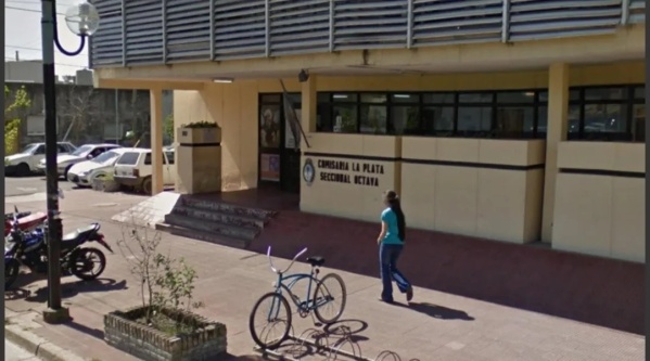 Frenó en una esquina de Villa Elvira para pedir una dirección y le robaron la moto