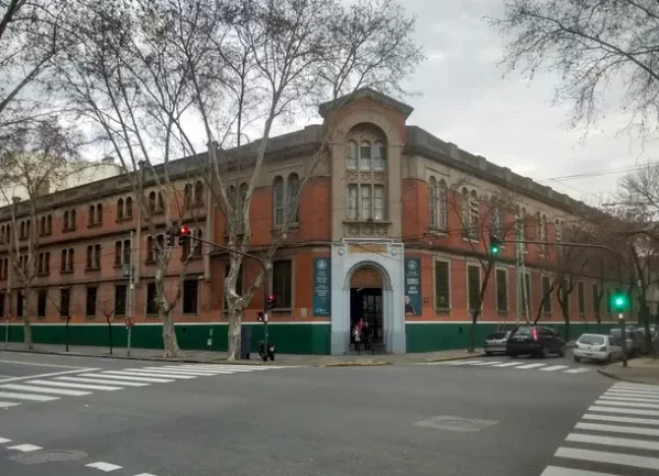 Docente fue despedido tras abusar de nenas de 7 años y ser filmado por las mismas alumnas