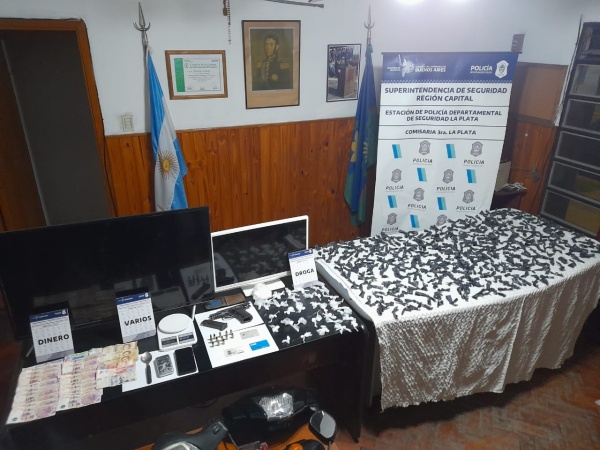 Escondidos en un camión, detuvieron en Los Hornos a un importante distribuidor de estupefacientes