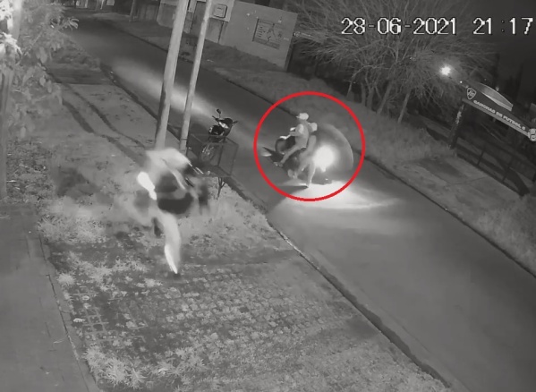 Motochorros sorprendieron a un repartidor en Los Hornos y le robaron su herramienta de trabajo