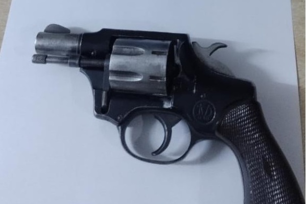 Le encontraron un arma mientras caminaba por Villa Elvira: investigan si venía de cometer un delito