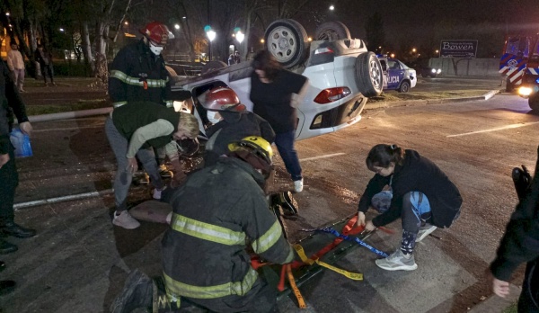No pudo esquivar un semáforo, chocó y volcó en Berisso