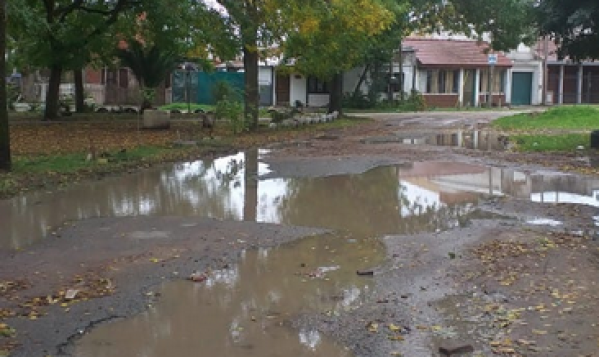 Vecinos de Los Hornos reclaman por grandez pozos que se llenan de agua e impiden el tr&aacute;nsito
