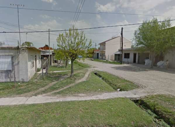 Amenazaron con un tenedor a un hombre mientras dormía en Los Hornos y tuvo que transferirle 200 mil pesos a los ladrones