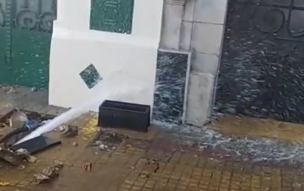 En 2 y 53 alertaron por una importante pérdida de agua que complica a los vecinos