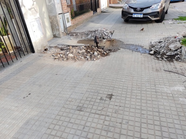 "Pasaron 15 días": Vecinos de 30 y 41 reclaman la reparación de una vereda