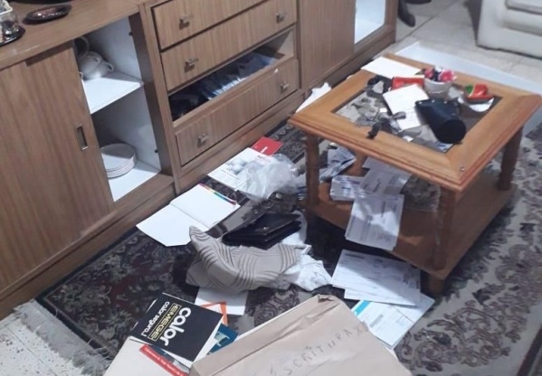 Maniataron y amenazaron a una jubilada para robarle en Los Hornos