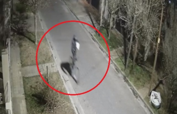 Violentaron una casa, se robaron bicicletas y huyeron pedaleando en Villa Elvira