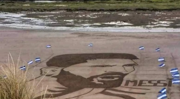 Ya no existen los límites para los argentinos: hicieron una mega figura de Messi en Las Grutas