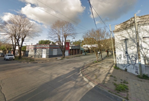 Llegaba a su casa en Meridiano V y un grupo de motochorros lo atac&oacute;