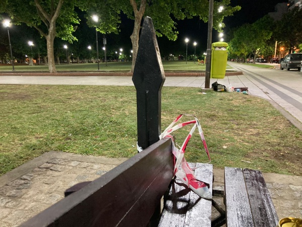 Preocupación por el estado de un banco en plena plaza Malvinas: "Casi me rompo un brazo"