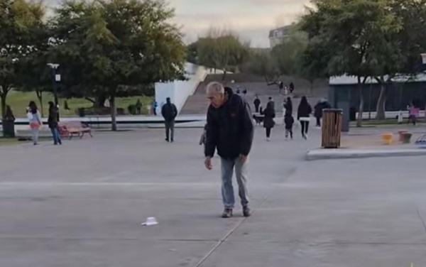 Filmó a un abuelo vendiendo avioncitos de papel por 100 pesos y tocó el corazón de sus seguidores: "Da tips de cómo tirarlos"