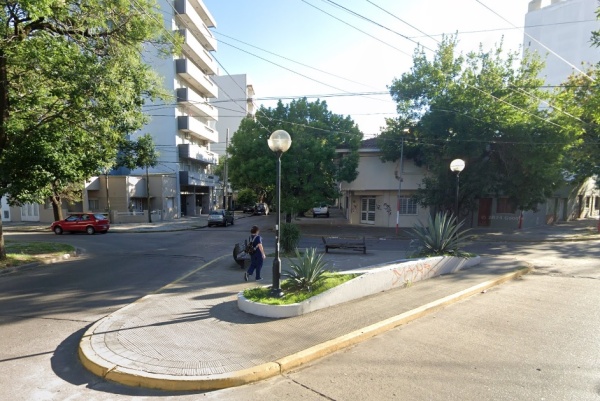 Con una cuchilla de carnicero y "sin acento platense", un joven sorprendió a una empleada en Diagonal 75 y 63