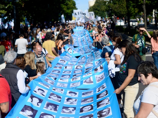 La Plata también recordó el inicio del Golpe de Estado de 1976 con una movilización en Plaza San Martín