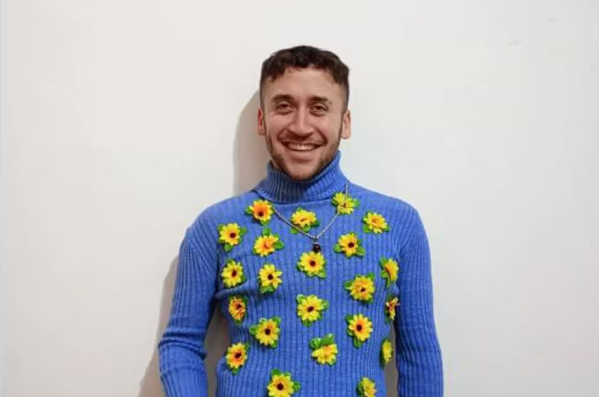 Compró una polera con flores y todavía no puede creer lo que le llegó: "Tan fea que se hace divina"