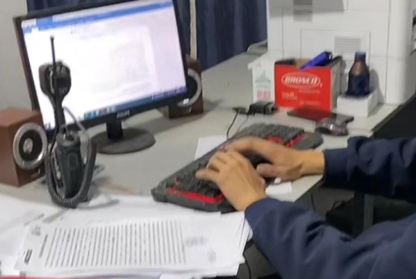 No tenía buena calefacción en el trabajo y una "pala" ayudó a que tenga los pies calientes