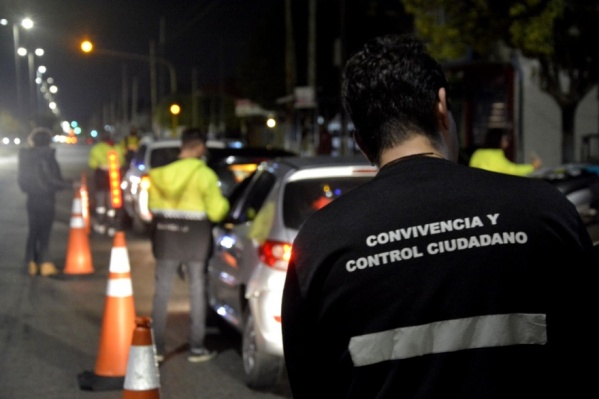 Estuvieron dos horas buscando el comprobante del seguro, menospreciaron a los agentes y terminaron con el auto secuestrado